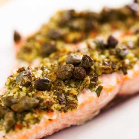 Salmón con pesto y alcaparras 12